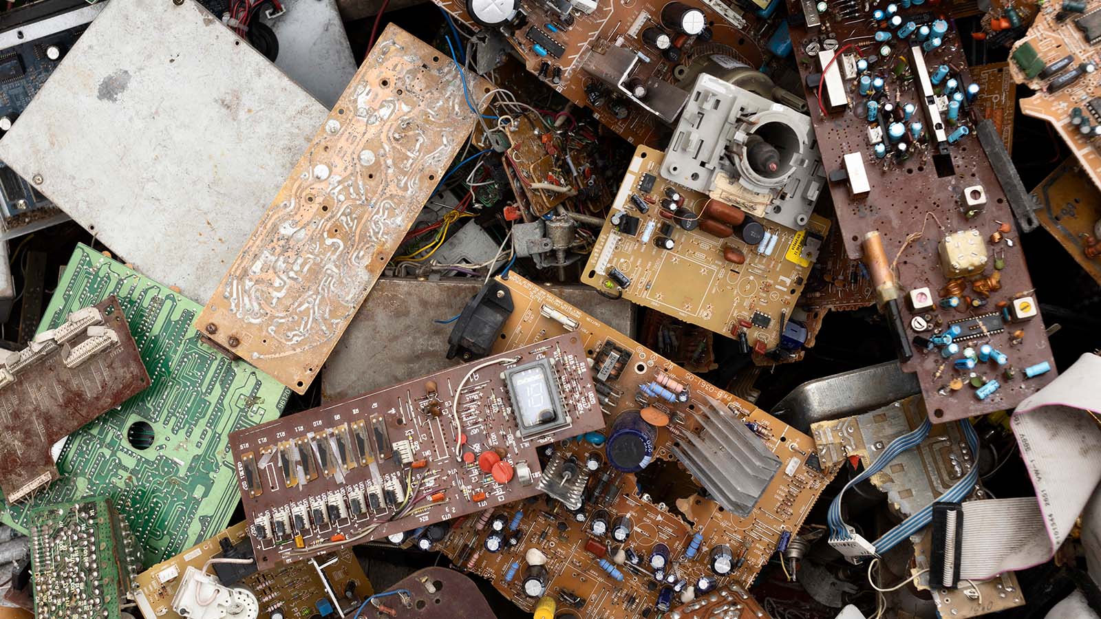 Co to są elektrośmieci? Kompletny poradnik o recyklingu ZSEE